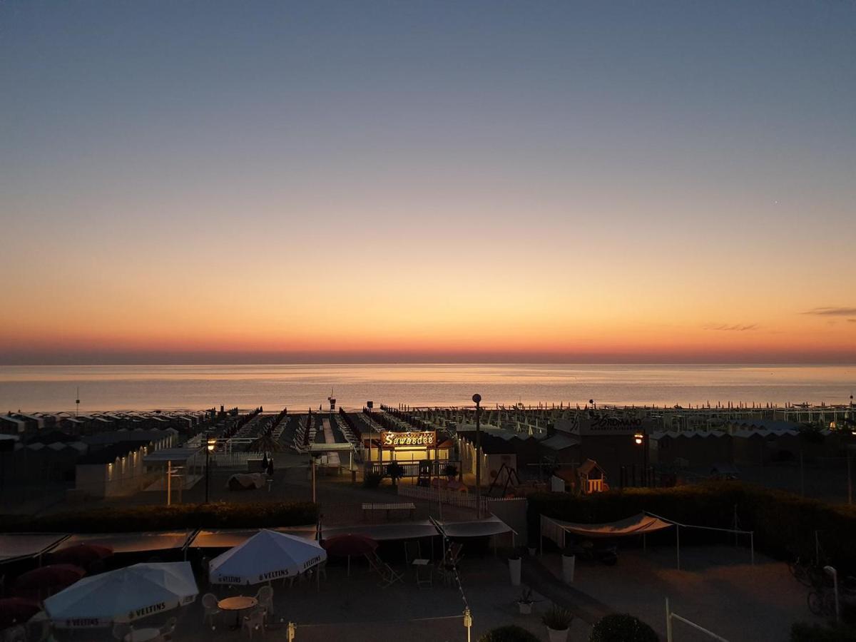 Hotel Soraya - Spiaggia Sawasdee Riccione Buitenkant foto
