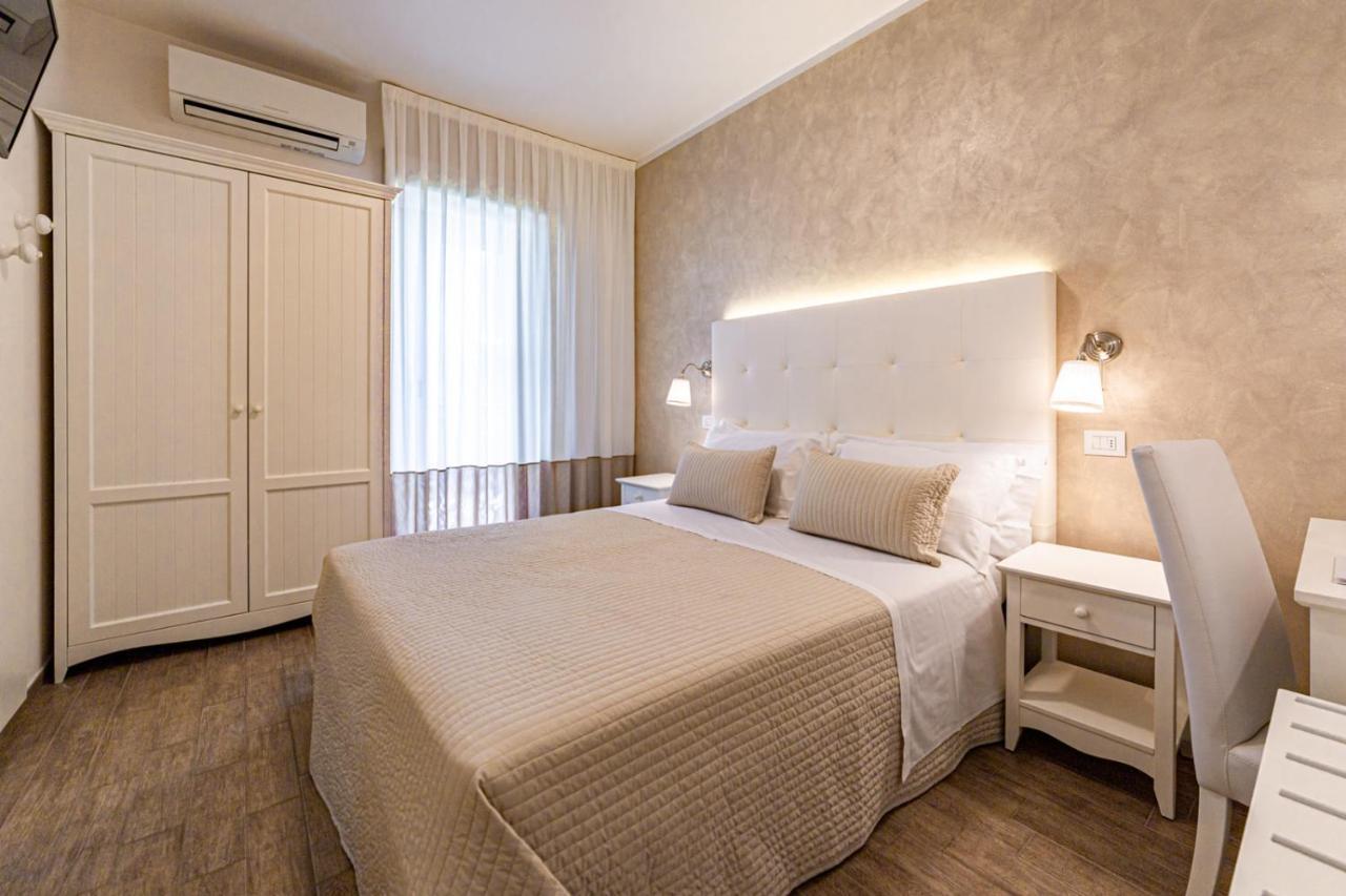 Hotel Soraya - Spiaggia Sawasdee Riccione Buitenkant foto
