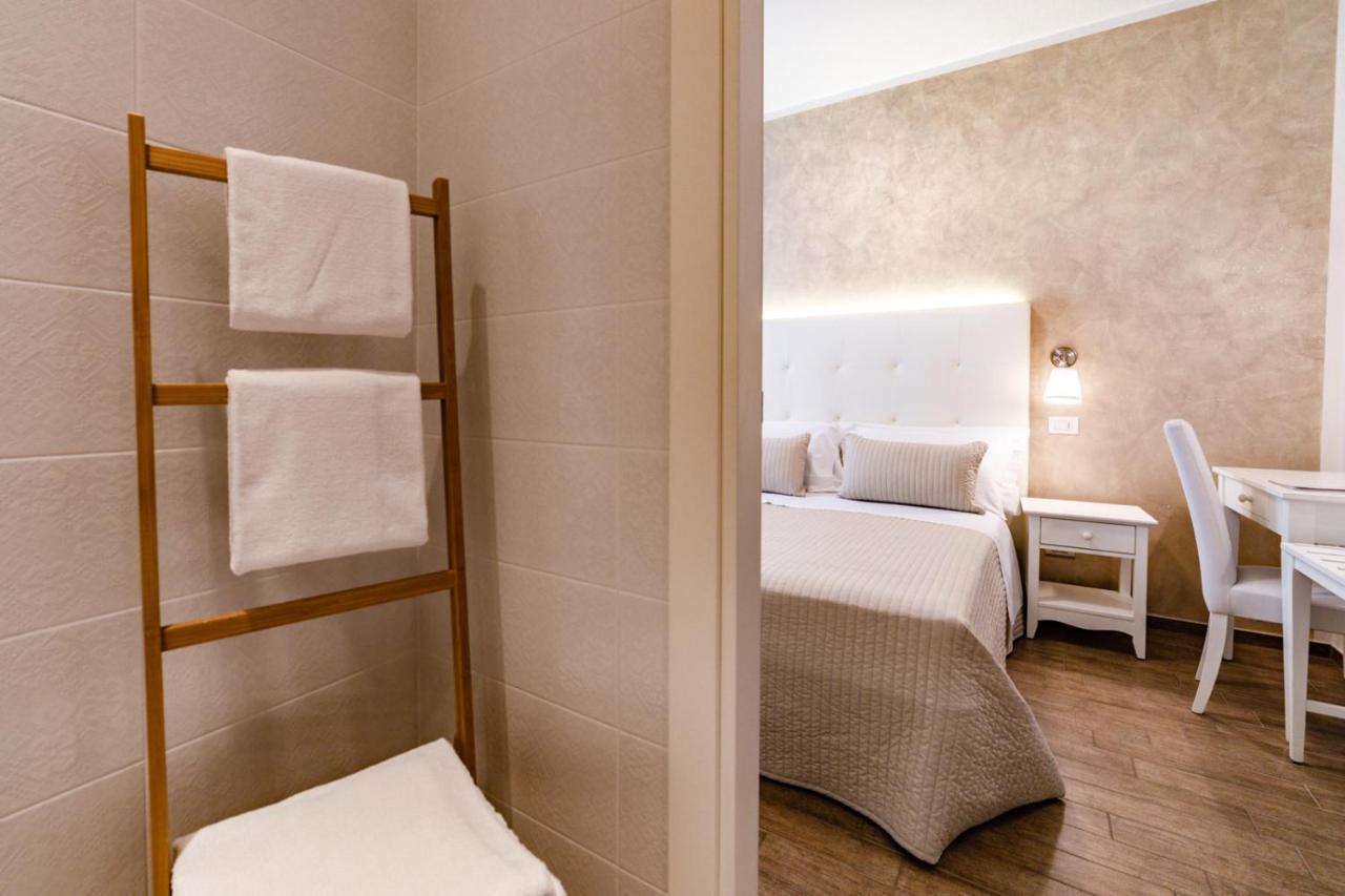 Hotel Soraya - Spiaggia Sawasdee Riccione Buitenkant foto