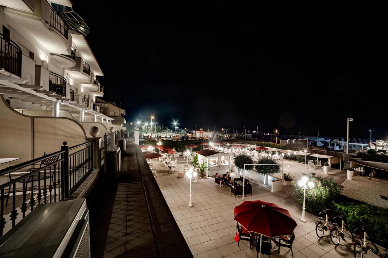 Hotel Soraya - Spiaggia Sawasdee Riccione Buitenkant foto