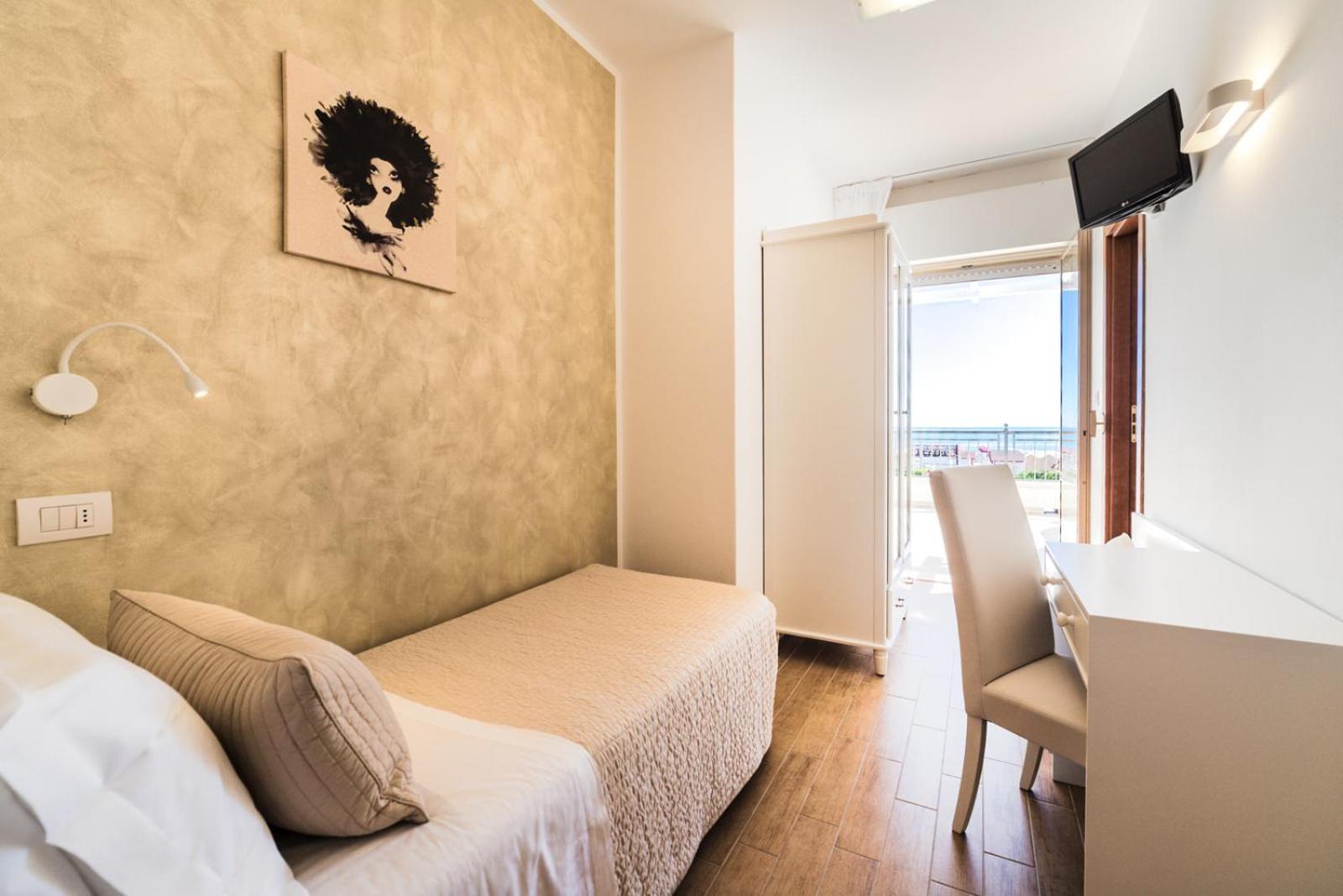 Hotel Soraya - Spiaggia Sawasdee Riccione Buitenkant foto